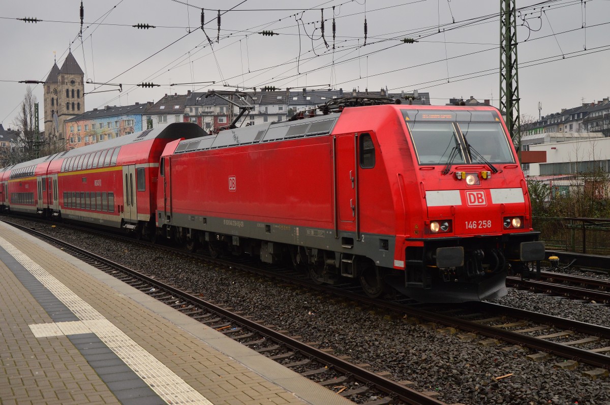 Unbekannter RE mit 146 258 bei der Durchfahrt in Düsseldorf Wehrhahn in Richtung Duisburg fahrend. 14.2.2016
