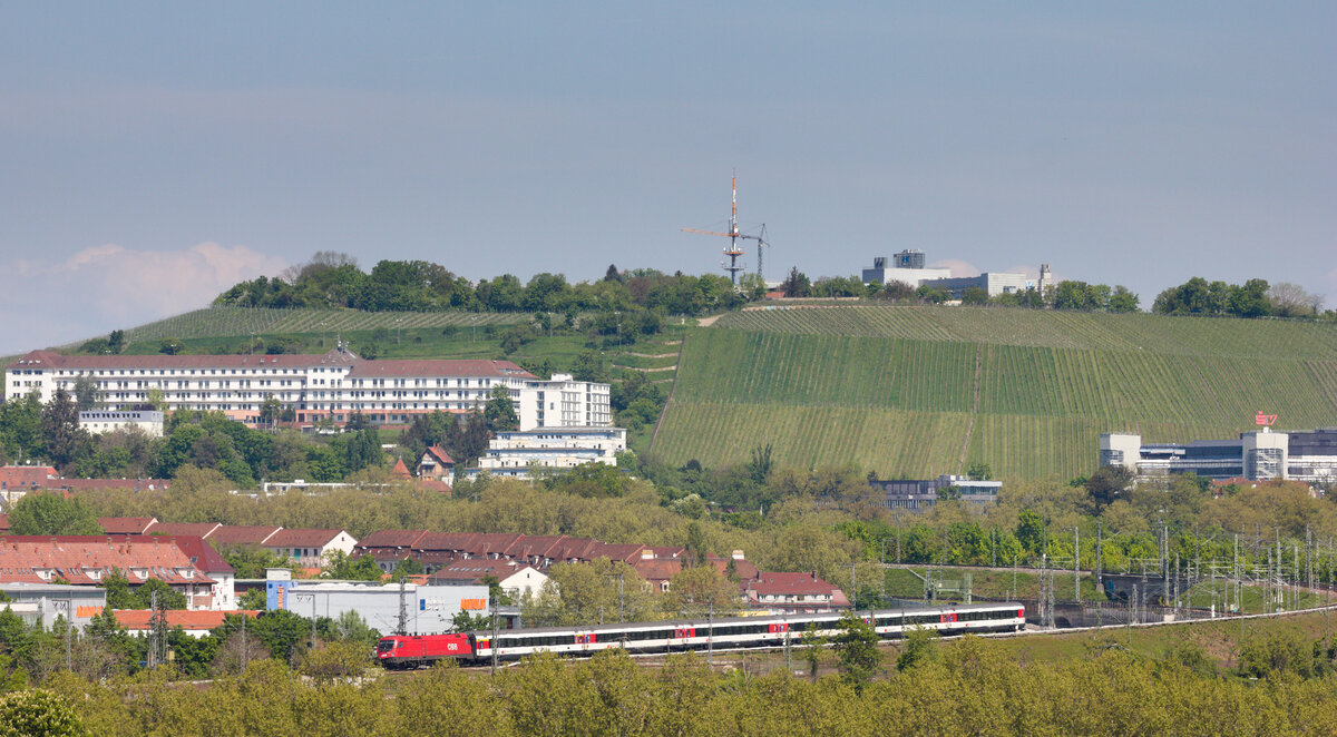 unbekannter Vertreter der ÖBB-Taurusfamilie erreicht am 07.05.2022 mit IC 284 aus Zürich den Stuttgarter Hbf von der Panoramabahn kommend. Die Aufnahme entstand von der Landhausstraße im Stuttgarter Osten. 