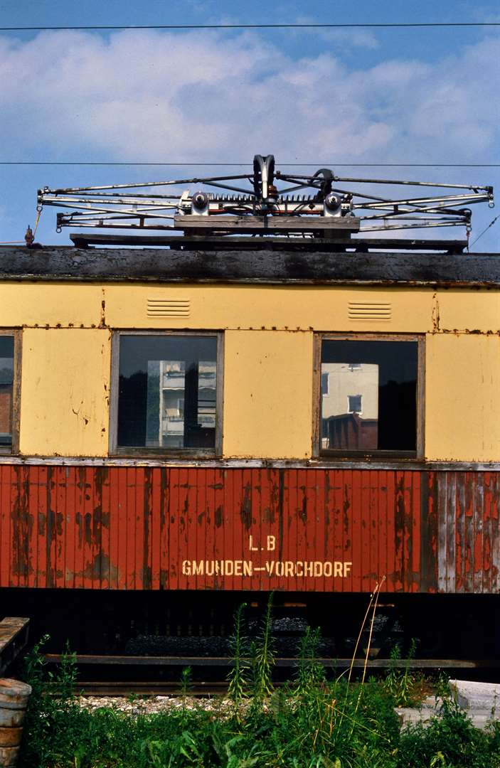 Unbekannter in Vorchdorf abgestellter ET der Lokalbahn Gmunden-Vorchdorf.  Es ist wohl  ET 23.101.
Datum: 06.04.1986