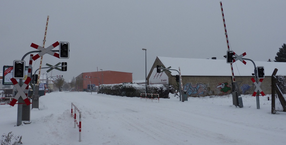 Unbenutzter Bahnhübergang in Nordhausen Hesseröder Straße. Es ruht der komplette Verkehr von Nordhausen aus. Hier in dem Fall die Strecke nach Ellrich/Herzberg/Göttingen/Northeim. Der Bahnübergang dahinter ist von der Harzer Schmalspurbahn 07.02.2021