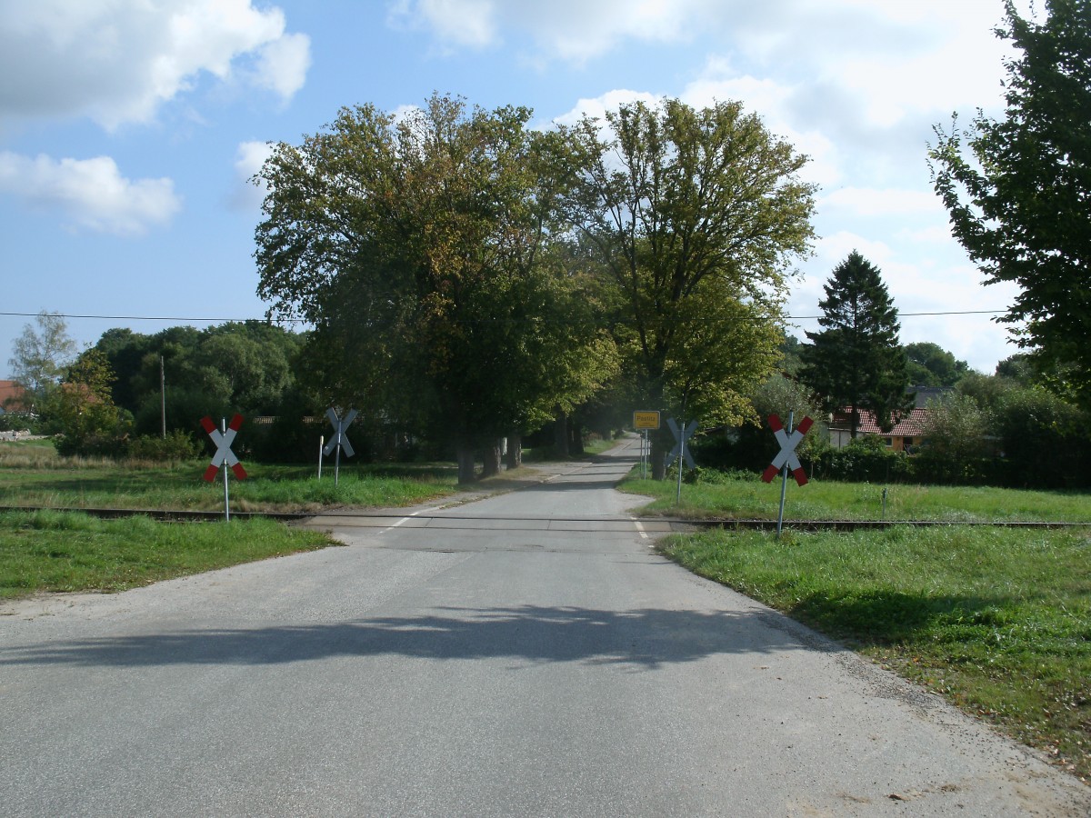 Unbeschrankter Bahnbergang in Pastitz(Strecke Bergen/Rgen-Lauterbach Mole)am 14.September 2013.