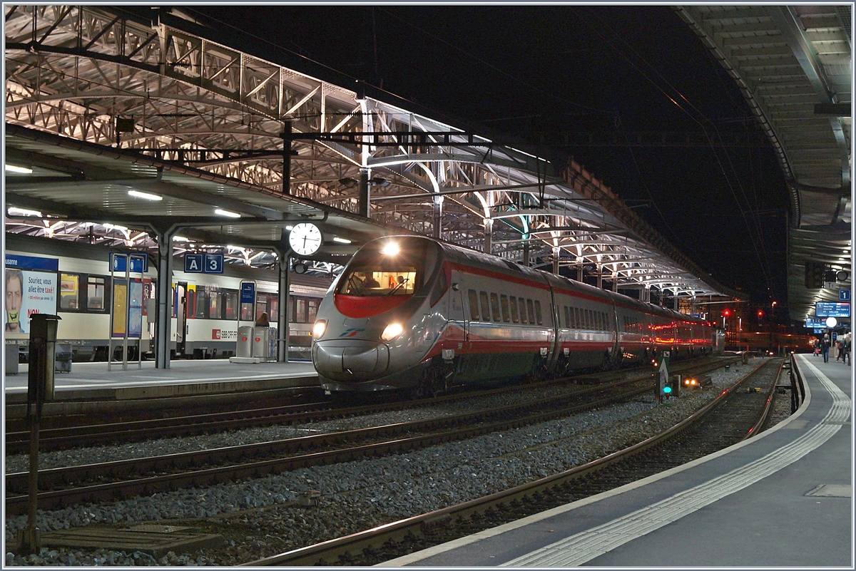 Und als Abschluss meiner kurzen Fototour zeigte sich in Lausanne der FS Trenitalia ETR 610 012 (UIC 93 85 5610 012-2 CH-TI), welcher als EC 35, von Genève nach Milano unterwegs, hier einen kurzen Halt einlegte.
18. Feb. 2018