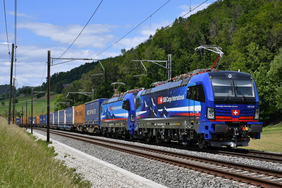 Und am Nachmittag des 30.05.2020 bereits wieder unterwegs zurück in den Süden, mit 43413 via Hauenstein-Linie Richtung Domodossola und dieses Mal ist Nightpiercer II 193 532  Rhein  führend und 193 533  Rhone  an zweiter Stelle, aufgenommen zwischen Gelterkinden und Tecknau BL (CH).