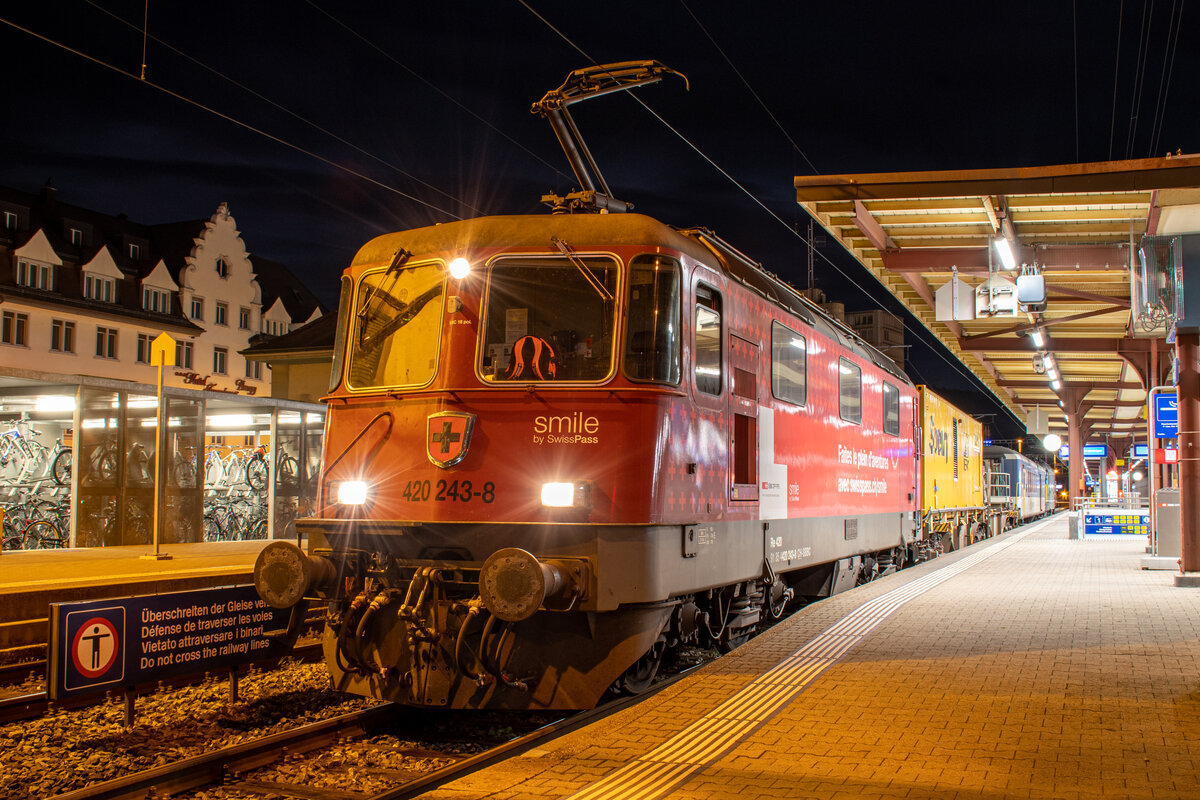 Und die andere Seite des Infrastruktur-Diagnose-Messzugs, dieses Mal mit Re 4/4 II 11243 an der Spitze kurz nach Mitternacht am 21.10.2021, aufgenommen in Brugg AG auf Gleis 2.