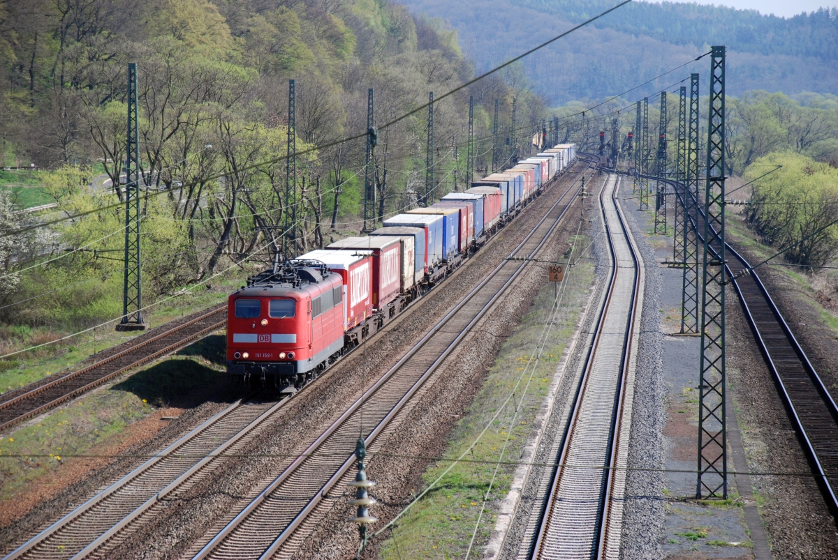 Und auch die Baureihe 151 kann heute nur noch in privaten Diensten angetroffen werden. 151 159, Mecklar, 14.4.2007.