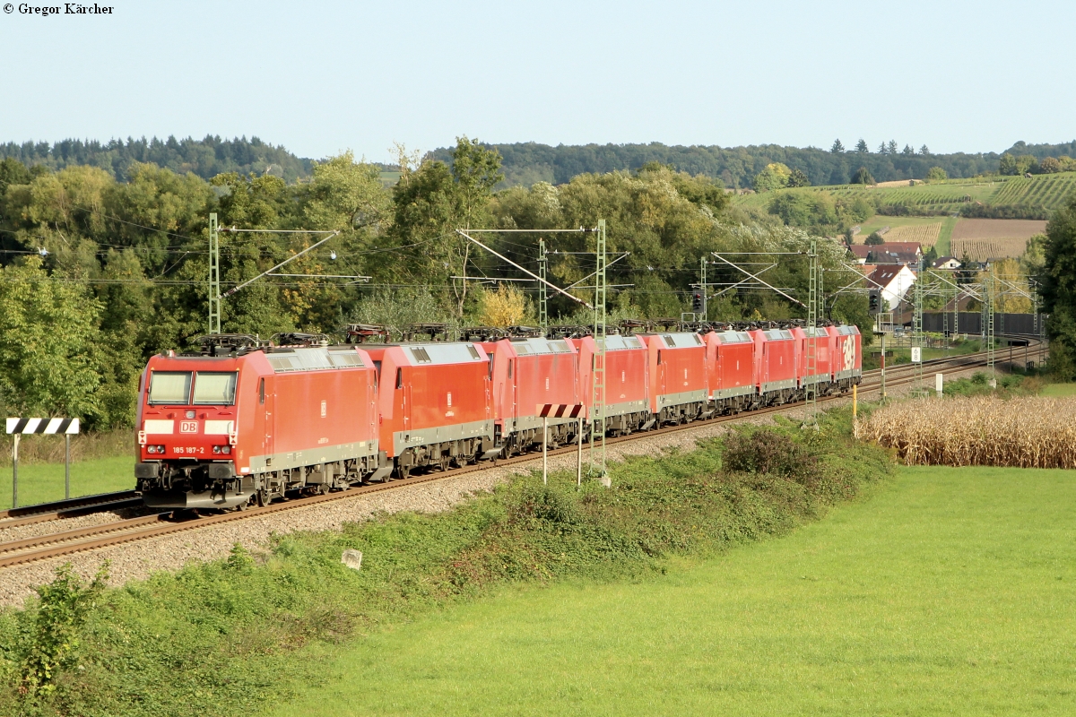 Und das beste kommt immer von der falschen Seite. Einen so langen Lokzug gibt es auch nicht alle Tage. 185 399 überführt insgesamt 8 Schwesterloks Richtung Mannheim. Aufgenommen bei Heidelsheim am 27.09.2015.