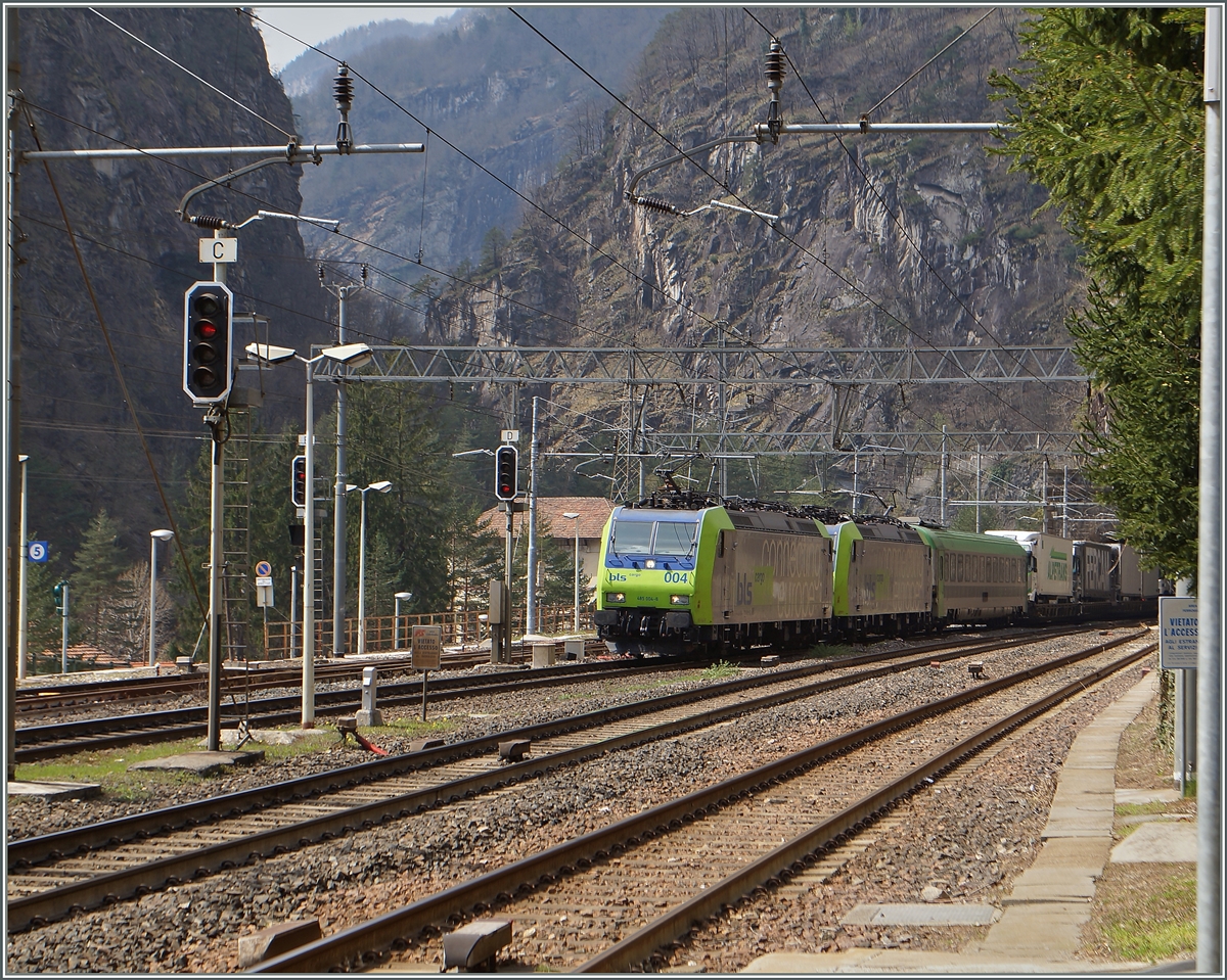 Und da kommt er schon der Gegenzug: eine von zwei BLS Re 485 geführte RoLa Freibung im Breisgau - Novara erreicht Iselle. 
11. April 2015
