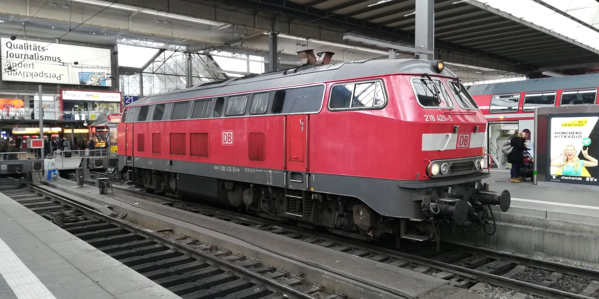 Und da ist sie die BR 218 426-5 aus dem Betriebswerk Mühldorf, 14.2.20 in München Hauptbahnhof.