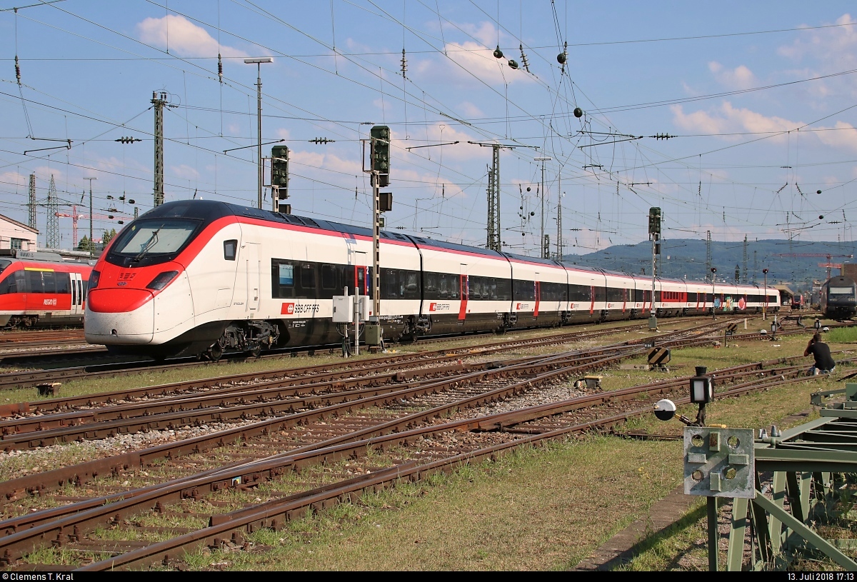 Und dann erwischte ich ihn noch einmal zufällig:
Nachschuss auf RABe 501 003-4  Kanton Schwyz  (Stadler SMILE) SBB als Test- oder Personalschulungsfahrt, die den Bahnhof Basel Bad Bf (CH) in südlicher Richtung durchfährt.
Auch andere Bahnfotografen versuchten (leider nicht ganz legal), den Zug in Szene zu setzen.
Aufgenommen vom öffentlich zugänglichen Parkplatz neben der Schwarzwaldallee.
[13.7.2018 | 17:13 Uhr]