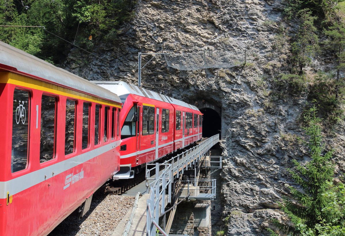 Und dann geht es als Gebirgsbahn über Brücken und Tunnels. Hier befährt ABe 8/12 3501 als R 1445 (Chur - Arosa) den Castielertobel-Viadukt.

Arosabahn, 12. Juni 2017