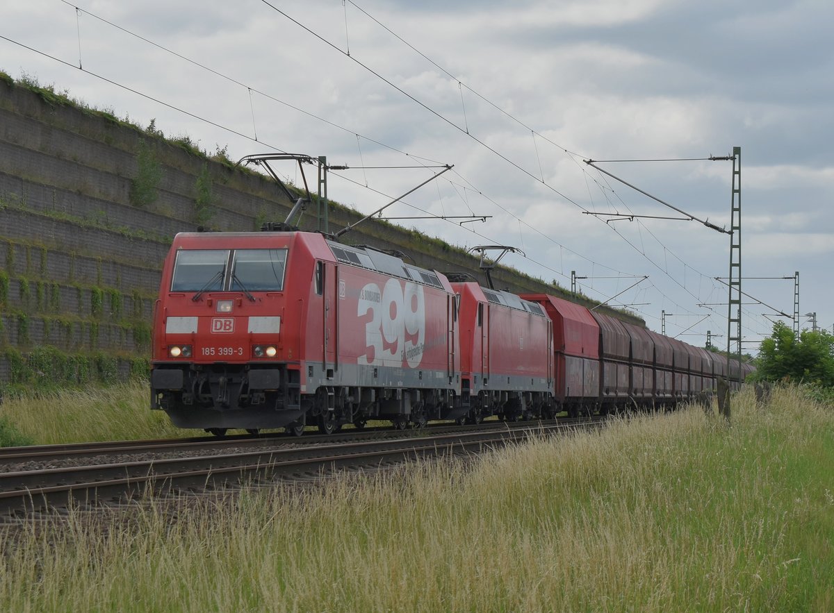 Und dann kam die 185 399 mal wieder vor meine Optik als ich am 13. Juni 2018 in Allerheiligen zum Fotografieren war, hier mit einer Schwesterlok und einem Kohlezug gen Köln fahrend.