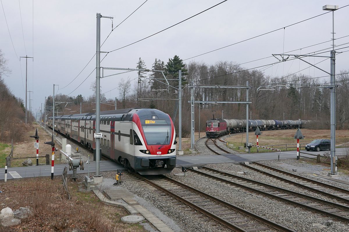 Und dann kamen sie gleichzeitig - RABe 511 027 als RE 4875 „RHEINTAL-EXPRESS“ von Wil nach Chur und Re 620 045-5 'COLOMBIER' mit Kesselwagen aus dem Tanklager Sennwald Richtung Buchs. Aufnahme entstand am 26.03.2018 in der Nhe des Bahnhofs Salez-Sennwald.