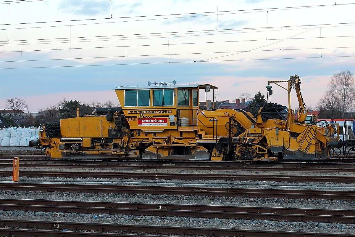Und dazu die  Liese  SSP 110 SW als SSP 417 der Bahnbaugruppe bei letztem Licht am 22.02.2014 im Bahnhof Oranienburg.
