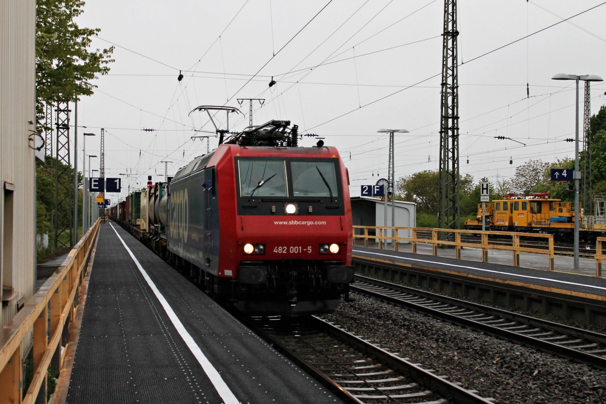 Und direkt im Anschluss von Re 482 023-9 kommt am 18.04.2014 die Re 482 001-5 ebenfalls mit einem Containerzug in die gleiche Richtung durch den Bahnhof von Müllheim (Baden).