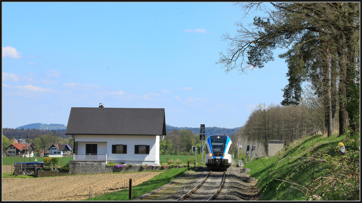 Und er hat immer noch keinen empfang , aber vielleicht kann dem Besitzer des Bahnwärterhäuschens der Hase helfen und bringt ihm einen neuen Sat Spiegel zu Ostern. 
20.04.2019