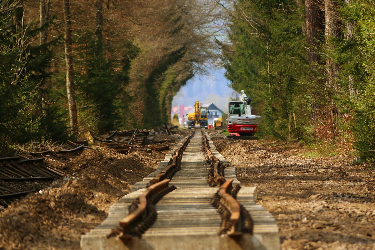 Und es geht vorran !

Der Fahrweg der Stainzer Lokalbahn erlebt eine Renaissance. Bei Kilometer 10 werden rund 400 Meter mit Betonschwellen und S49 Schienenprofil ausgerüstet. 11.04.2015 