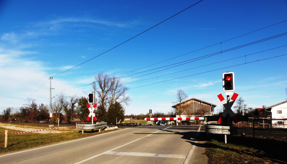 ...und gesichert. Die Kamera am Straßenrand hatte eine faszinierende Wirkung: Die Individualkraftfahrer haben sich ausnahmsweise daran erinnert, dass der Straßenverkehr sich Bahnübergängen generell mit gemäßigter Geschwindigkeit zu nähern hat ;-) Happing b. RO, 15.02.2014