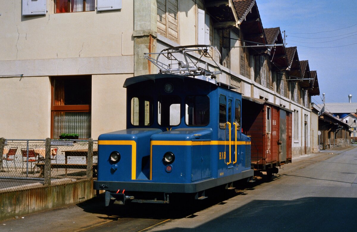 Und hier eine besonders hübsche E-Lok der Chemin de fer Bex-Villars-Bretaye. Nach Hinweisen von Schweiz-Fans hat sich ergeben, dass es Rangiertraktor Te 2/2 42 sein könnte.
Datum: 19.05.1986
