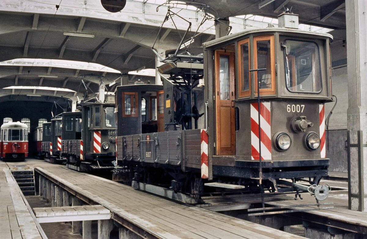 Und hier ein Wiener Straßenbahnerlebnis der besonderen Sorte: Rechts auf dem Gleis die Schienenschleifwagen von 1914, Umbauten aus TW vom Typ SP. Vorn ATW 6007.  Foto vom 16.08.1984