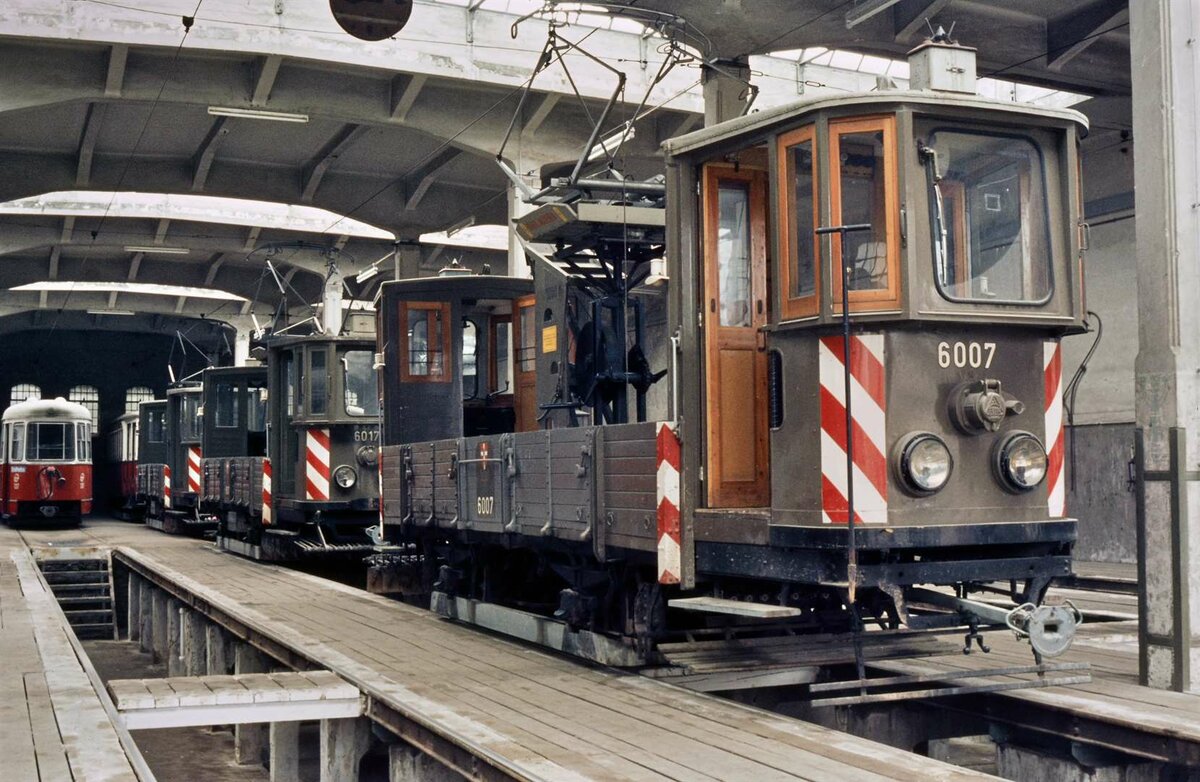 Und hier ein Wiener Straßenbahnerlebnis der besonderen Sorte: Rechts auf dem Gleis die Schienenschleifwagen von 1914, Umbauten aus TW vom Typ SP. Vorn ATW 6007.  Foto vom 16.08.1984.