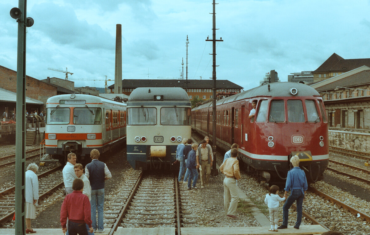Und hier das frühere Gelände neben dem Stuttgarter Hauptbahnhofs, das 2024 völlig zugebaut ist, auf einer Feier des BDEF am 31.05.1984. Ganz rechts ein Zug der Baureihe 456.