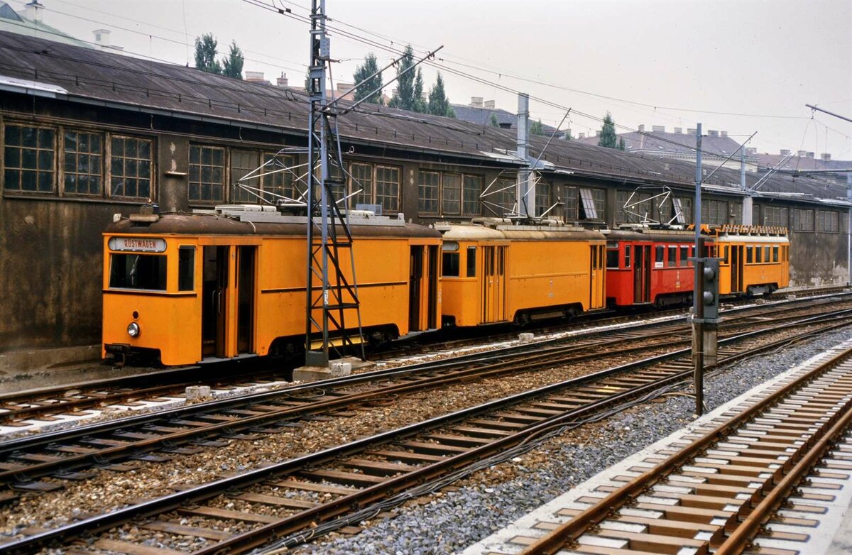 Und hier genau das Richtige für echte Stadtbahnfans: ATW 6898, ATW 6899, ATW 6890 und ein ABW vor dem Depot Michelbeuern der Wiener Stadtbahn, 16.08.1984. 