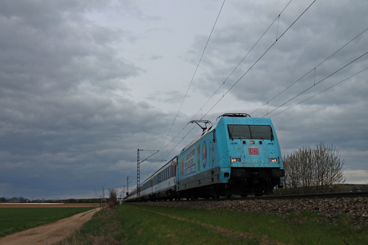 Und hier das Highlight am Sonntag, den 23.03.2014, als die 101 102-2  110 Jahre Vedes  mit dem gedrehten EC 9 (Hamburg-Altona - Zürich HB) nördlich vom Bahnhof Müllheim (Baden) an mir vorbei schlich.