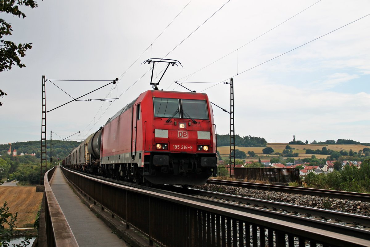 Und hier mein 5000stes Bild auf bahnbilder.de:

185 216-9 fuhr am 24.08.2015 mit einem gemischten Güterzug über die Donaubrücke bei Mariaort in Richtung Nürnberg.
