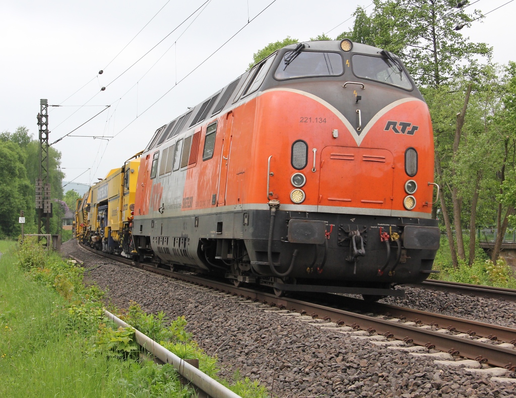 Und hier nochmal die 221 134 der RTS aus einer anderen Perspektive. Sie fuhr mit ein paar Baufahrzeugen am Haken am 19.05.2013 durch Wehretal-Reichensachsen gen Nord.