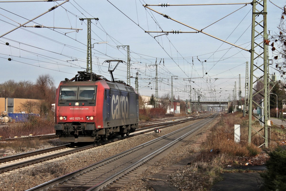 Und hier die SBB Cargo Re 482 025-4 am 25.01.2014 als Tfzf auf dem Weg nach Basel/Weil am Rhein.