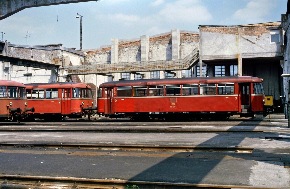 Und hier zeige ich das Bw Heidelberg, dem das Dach fehlte! Ganz rechts der Uerdinger Schienenbus 798 521-1.
Datum: 12.05.1985