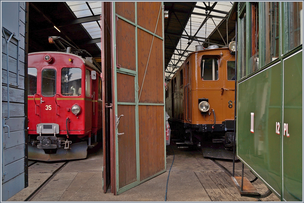Und ich wurde nicht enttäuscht, wie ein erster Blick hinter die Kulissen zeigt: Noch hinter verschlossen Vorhängen bzw. im Depot konnte ein kleiner Blick auf das kommende MEGA Bernina Festival genossen werden: Es verstecken sich im Depot der Bernina Bahn ABe 4/4 35 und die Bernina Bahn Ge 4/4 81. 
(Fotostelle: Museumsgelände und öffentlich zugänglich)
Chaulin, den 19. August 2018
