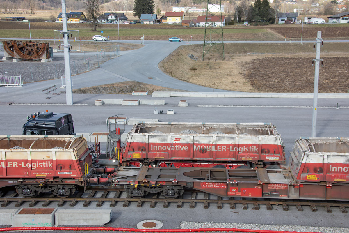 Und los geht´s ,.. Mit einem halben Güterwagen auf dem Rücken macht sich der Sattelschlepper auf den Weg zur Baustelle .
6.02.2020 im Bahnhof Weststeiermark