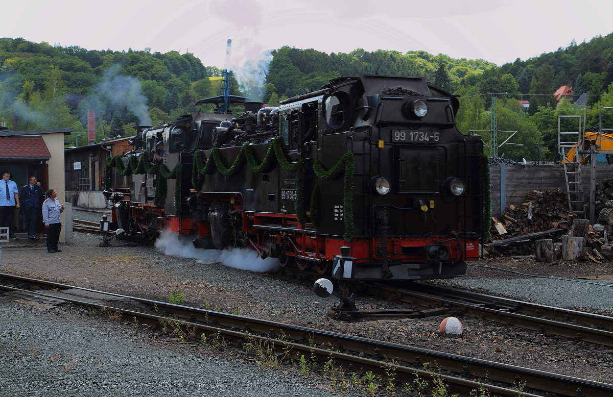 Und los geht`s! Langsam setzen sich 99 1734 und 99 1793 nach ihrer Nachmittagspause am 17.06.2017 im Hainsberger Bw in Bewegung, um P6006 zu übernehmen, den mittlerweile dritten Zug des Tages nach Kurort Kipsdorf. An diesem Tag wurde der fast 15 Jahre durch eine Flutzerstörung stillgelegte und nun wiederaufgebaute, Abschnitt Dippoldiswalde - Kurort Kipsdorf wieder in Betrieb genommen. Aus diesem Grund verkehrten an jenem Tag auch ein wenig mehr Züge als im Regelfahrplan, welcher leider nur zwei Zugpaare täglich vorsieht.