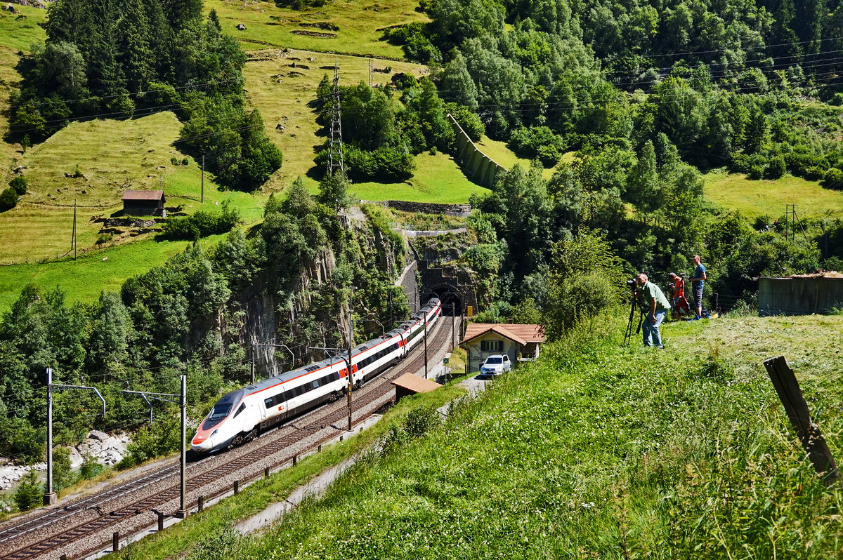 Und der nächste ETR 610 fuhr den Gotthard hinauf. Da hieß es für alle Fotografen wieder raus aus dem kühlen Schatten. Auch Matti (hier im Vordergrund) hatte die Strecke gleich ins Visier genommen.
Der Zug war als  EC 19 unterwegs von Zürich HB nach Milano Centrale.
Aufgenommen am 19.7.2016.