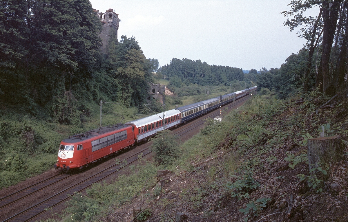 Und natürlich der obligatorische 103-IC, hier mit 103 147. Damals gab es auch Samstagnachmittags oder Sonntagmorgens, wenn auch auf Hauptstrecken weniger los war, wenigstens stündlich eine attraktive, lokbespannte Fernzugleistung. ICE-Einerlei und  Steuerwagen vorne  waren noch kein Thema. Steinau, 25.4.1992.