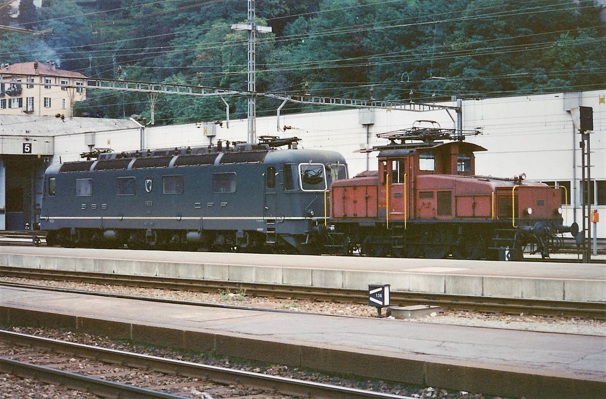 Und noch ein Bild von früher, ab analog gescannt. Re 6/6 11629  Interlaken  ist an einem Abend im Februar 1993 in Bellinzona zusammen mit einer Ee 3/3 abgestellt.