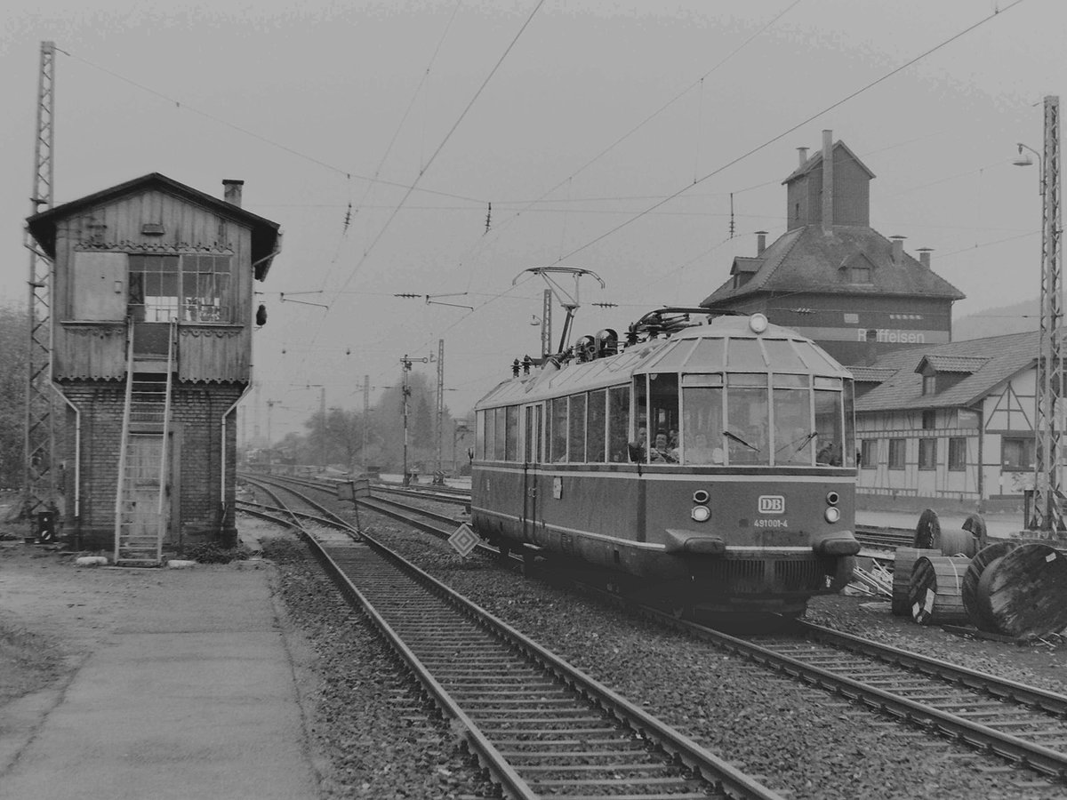 Und noch ein Leckerli vom Rudolf Pavel......
auch in Mosbach Baden im alten Bahnhof aufgenommen.
Zu sehen ist hier der 491 001 am 27.4.1995 gen Osterburken fahrend. 
