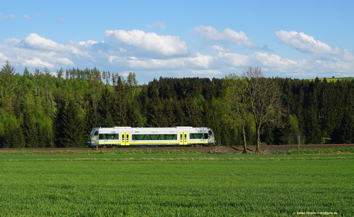 Und noch ein Schuß auf einen Agilis 650, hier bei Stegenwaldhaus. An der Stelle begeistert mich immer der Hintergrund, wo der nächste  Berg  immer noch hinter dem nächsten Wald rauslugt. Dort oben, knapp 2 km entfernt steht ein einzelner Baum, also Solitär, schön weithin sichtbar (hier rechts)..... Foto vom 30.05.2018.