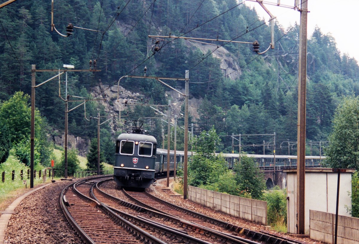 Und noch ein weiterer Fund aus meinem Archiv: Re 6/6 11676  Zurzach  zieht im August 1995 noch in grün und mit runden Lichtern ihren Schnellzug über die mittlere Meienreussbrücke bei Wassen. Ab Analogbild.