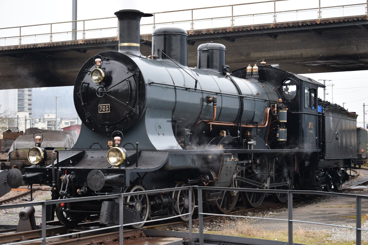 Und noch ein zweites Bild der am 19.03.2018 erspähten, aus dem Jahr 1904 stammenden und 1'360PS starken A 3/5 705 von SBB Historic in Brugg unter Dampf kurz vor der Drehscheibe.