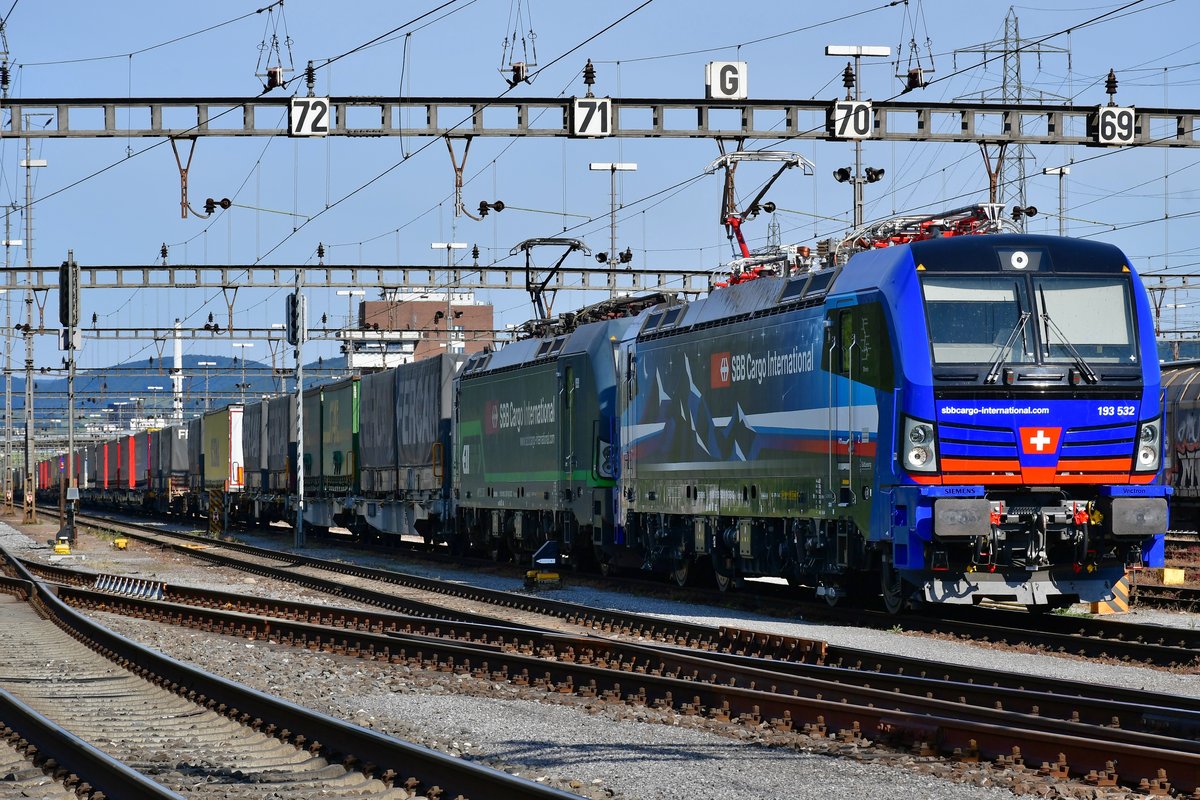 Und noch einmal begegnete mir Nightpiercer II alias 193 532  Rhein  am 31.05.2020. Dieses Mal wartet sie zusammen mit 193 258 in Basel RB auf Gleis G71 auf die Weiterfahrt nach Basel Bad. Bahnhof via Drehfahrt über Basel SBB. Für die Drehfahrt erhält sie Unterstützung von 482 020-5.