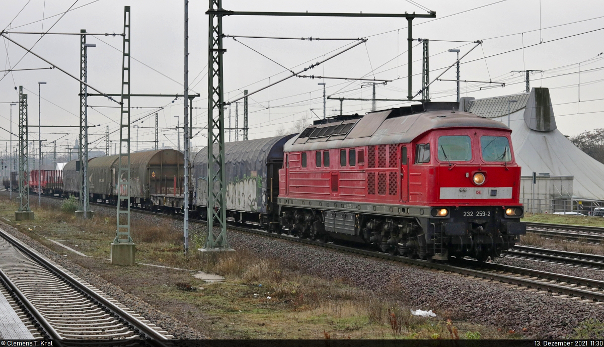 Und noch einmal der gemischte Gz mit 232 259-2 (132 259-3), der bereits in Gnadau fotografiert wurde und zwischendurch eine Pause eingelegt haben muss. Hier durchfährt er Magdeburg Hbf Richtung Magdeburg-Rothensee.

🧰 DB Cargo
🕓 13.12.2021 | 11:30 Uhr