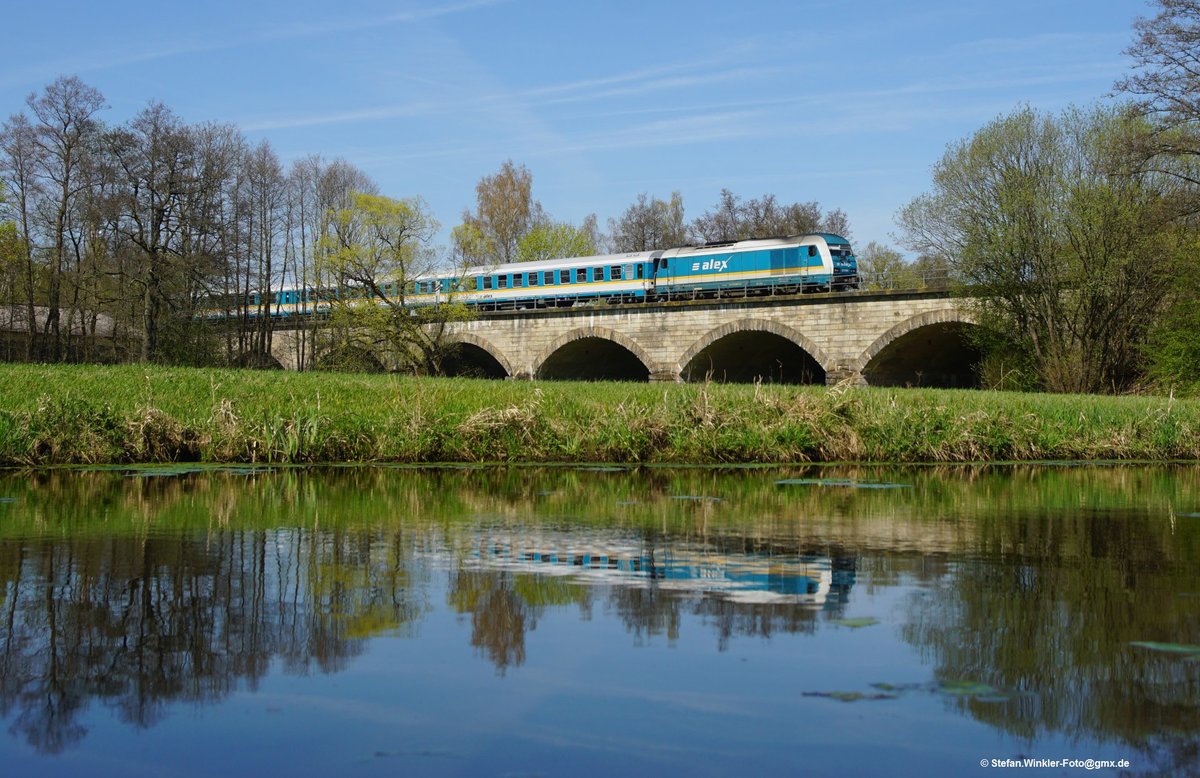 Und nochmal am 19.04.2018 abgedrückt hab ich beim Alex, der hier ohne Dosto-Wagen die Saale überquert.   Gut dass ich meine Mittagspause dort etwas ausgedehnt habe.... Motiv wie gehabt , die Saalebrücke Hof Moschendorf. Der Ursprung geht zurück bis 1845 wenn ich das richtig weiss....