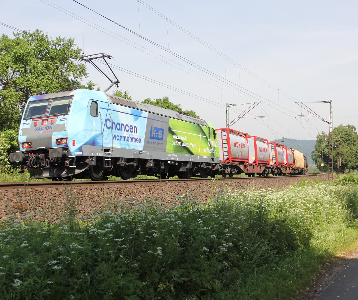 Und nochmal in ganzer Pracht: 185 152-6 mit Containerzug in Fahrtrichtung Sden. Aufgenommen zwischen Albungen und Eschwege am 19.06.20013.