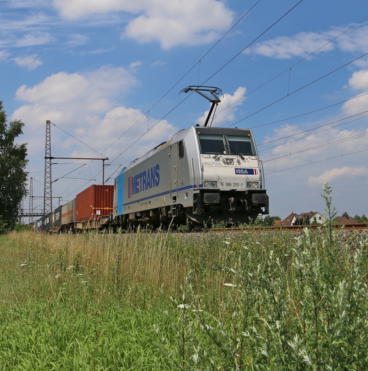 Und nochmal Metrans, dieses mal die 186 291-1 mit Containerzug in Fahrtrichtung Seelze. Aufgenommen in Dedensen-Gümmer am 24.07.2015.