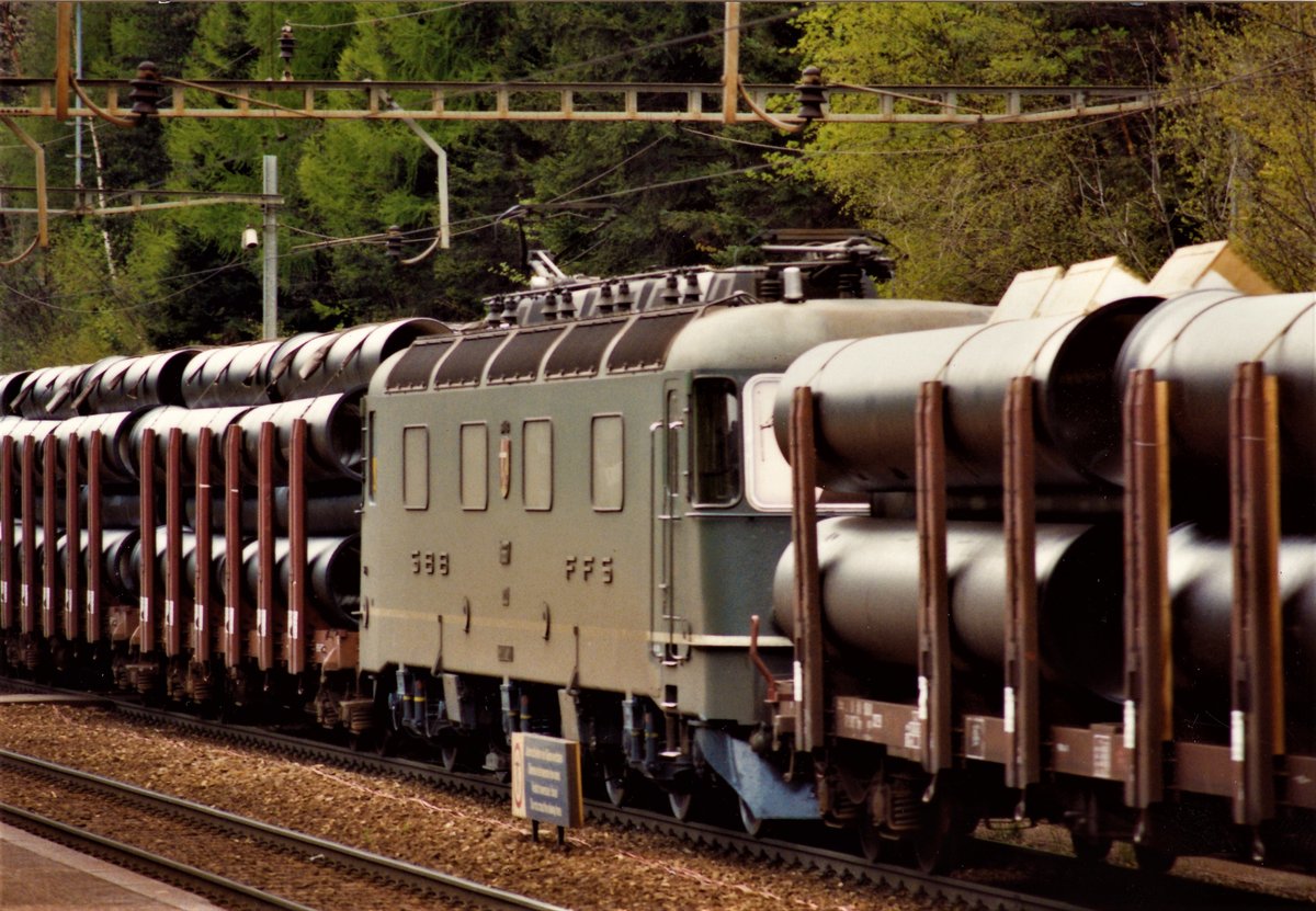 Und nochmals aus meinem Archiv: Re 6/6 11667  Bodio  hilft im Mai 1991 noch in grün und mit runden Lampen als Zwischenlok den schweren Güterzug bei Wassen den Berg hinaufzuziehen. Ab Analogbild.