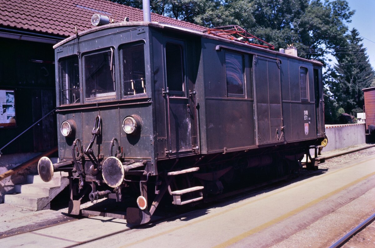 Und nun ein Relikt der Salzburger Lokalbahn - der ET 1 , von AEG gebaut, nahe dem Bw dieser Bahn, 03.08.1984.