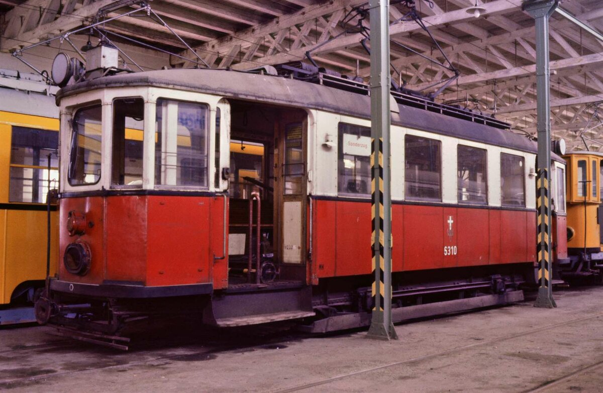 Und nun ein Wagen der Wiener Straßenbahn mit zwei Nummern: Vorn ist 6310 geschrieben, und hier in der Nähe des Fensters findet sich die Nummer 5310. 
Datum: 16.08.1984 