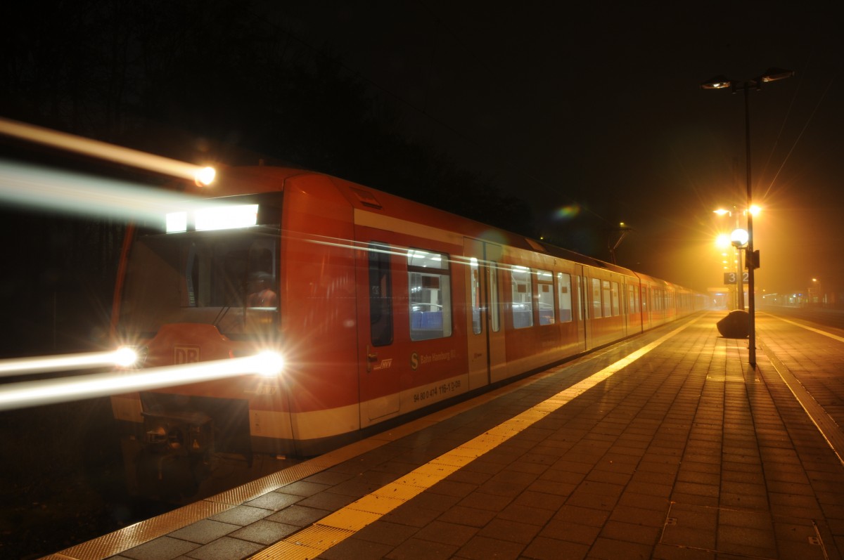 ...und nun steht sie nicht mehr bereit. Die  S3  (BR 474) verläßt 30 Sekunden später, ausfahrend von Gleis 3 den Stader Bahnhof. Für Nachahmer: Belichtungszeit: 20s (Zeitautomatik), Blende: f/22, ISO: 200 ...und Stativ. :-)) 